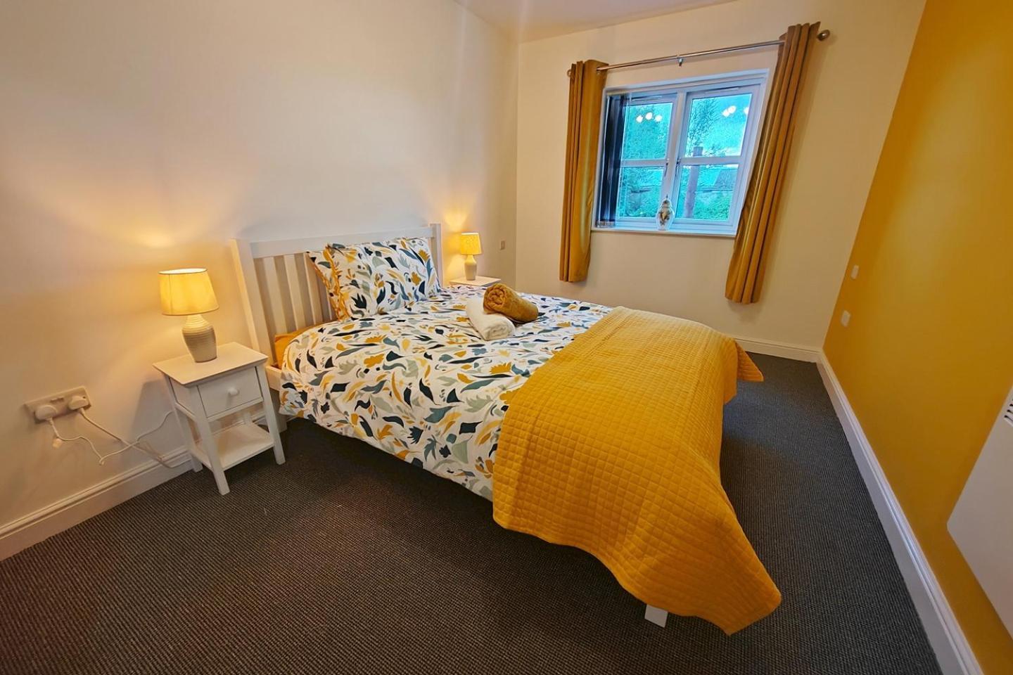 Sophisticated Two Bedroom With Parking *